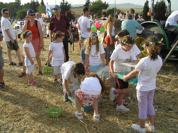 הילדים מתכוננים לתהלוכה