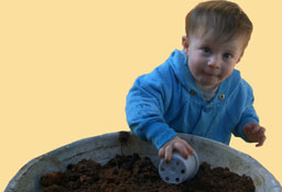 ילדה ומטפלת עם אפרוח